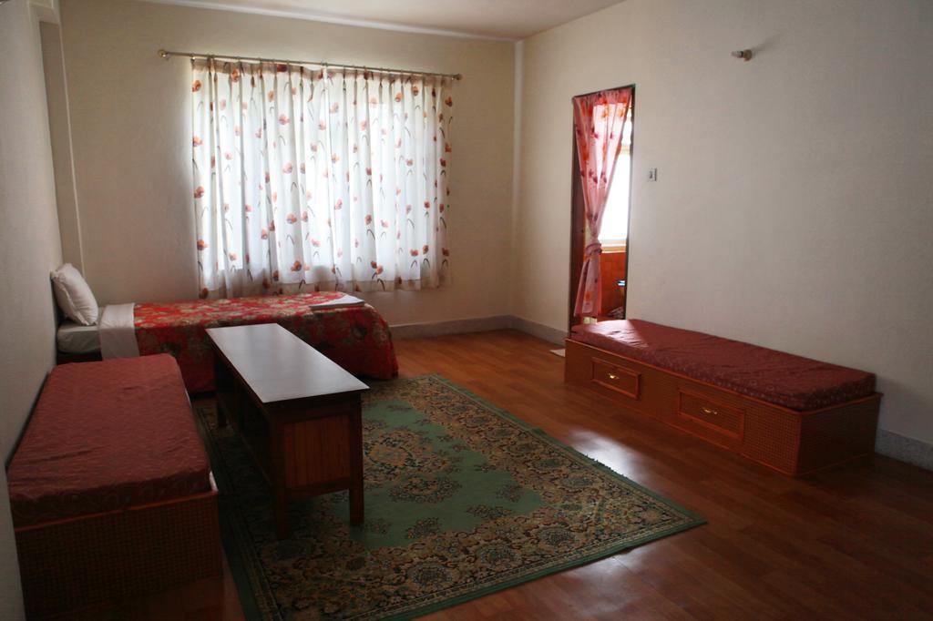 Bed & Breakfast Happiness 1