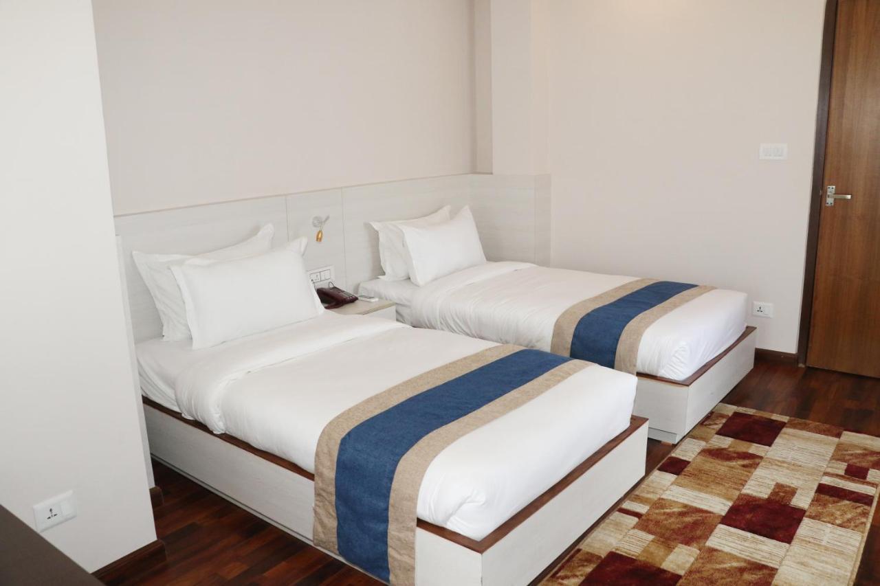 Hotel Mega & *