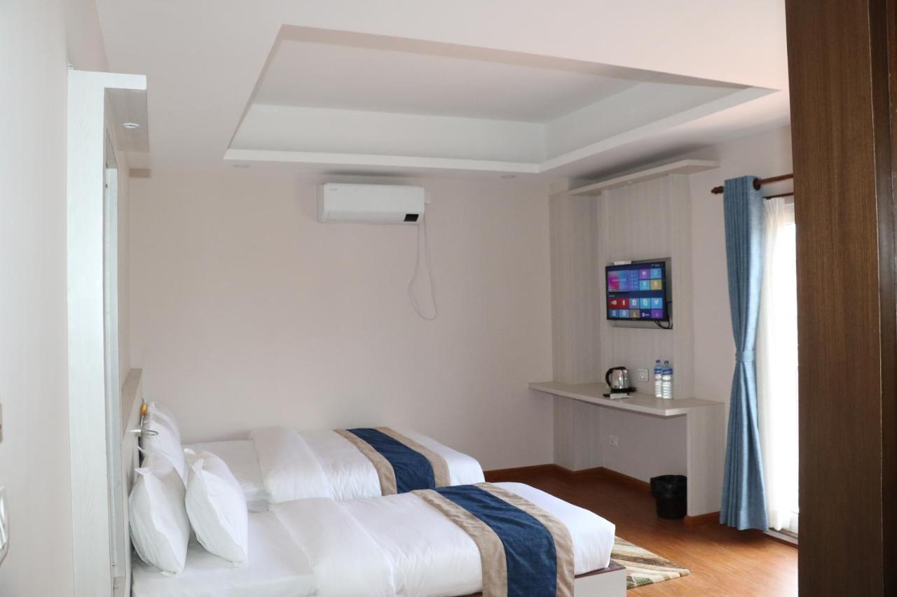 Hotel Mega & *