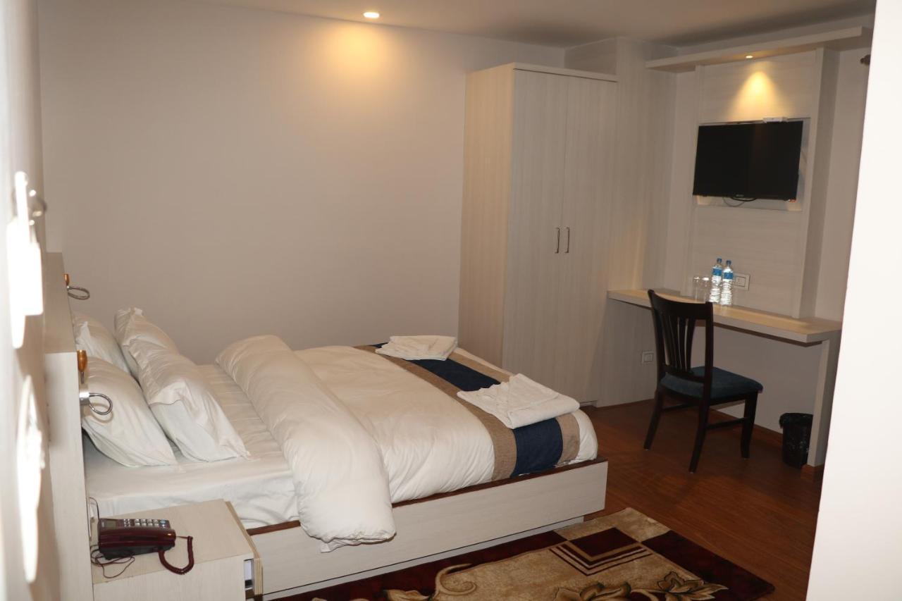 Mega & Hotel *