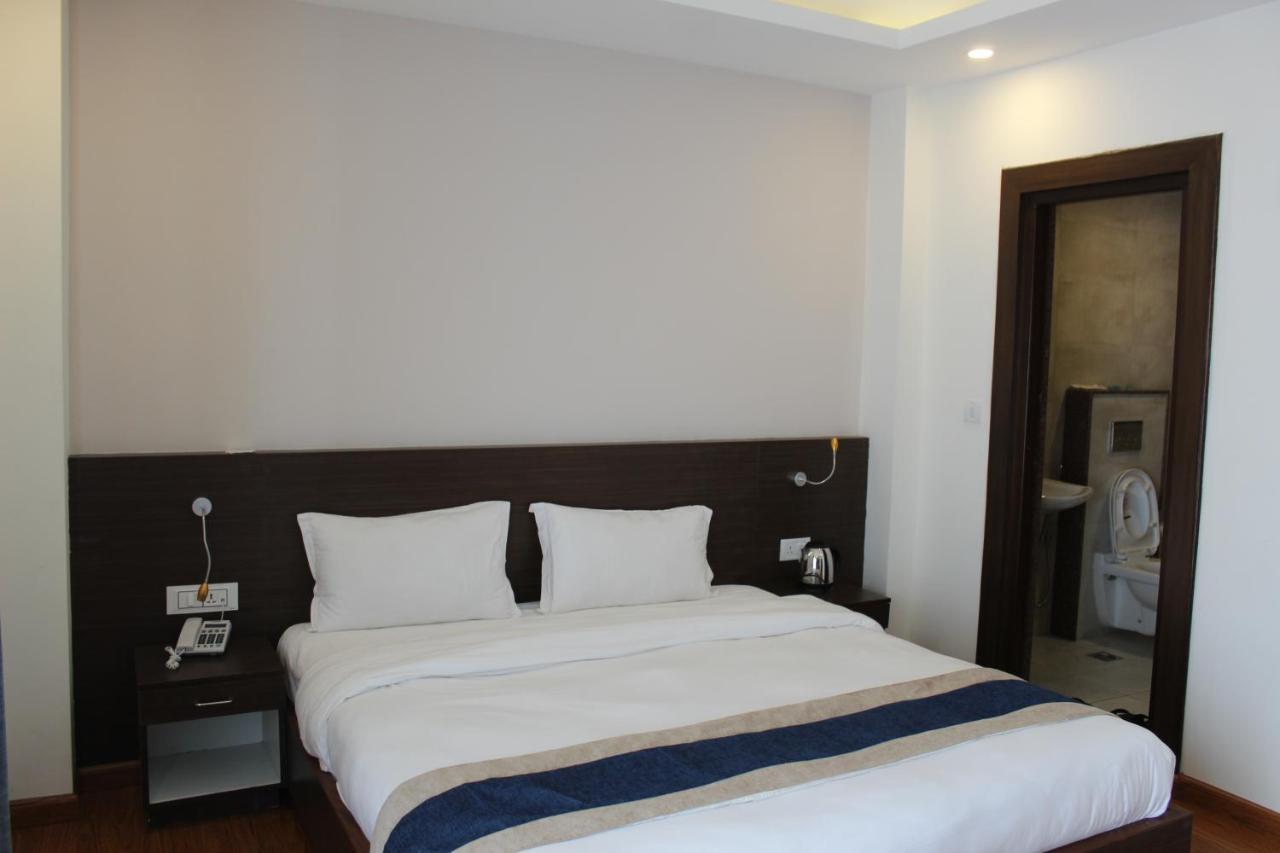 Hotel Mega & *