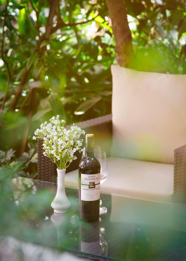 Thrive, A Tropical Courtyard 4*