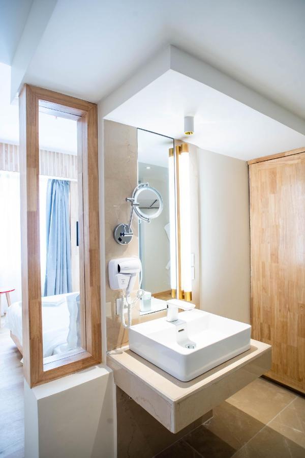 Square Hotel