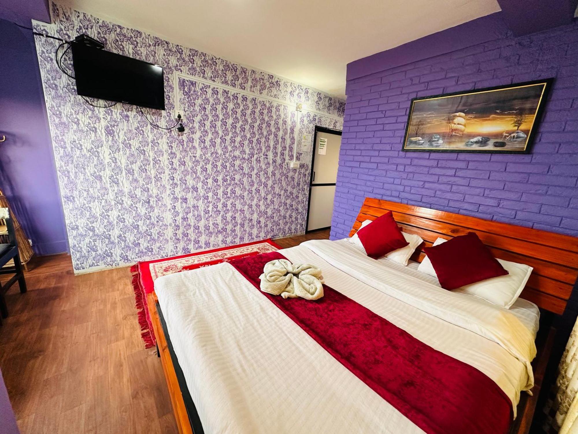 Mountain Mirror Hotel *