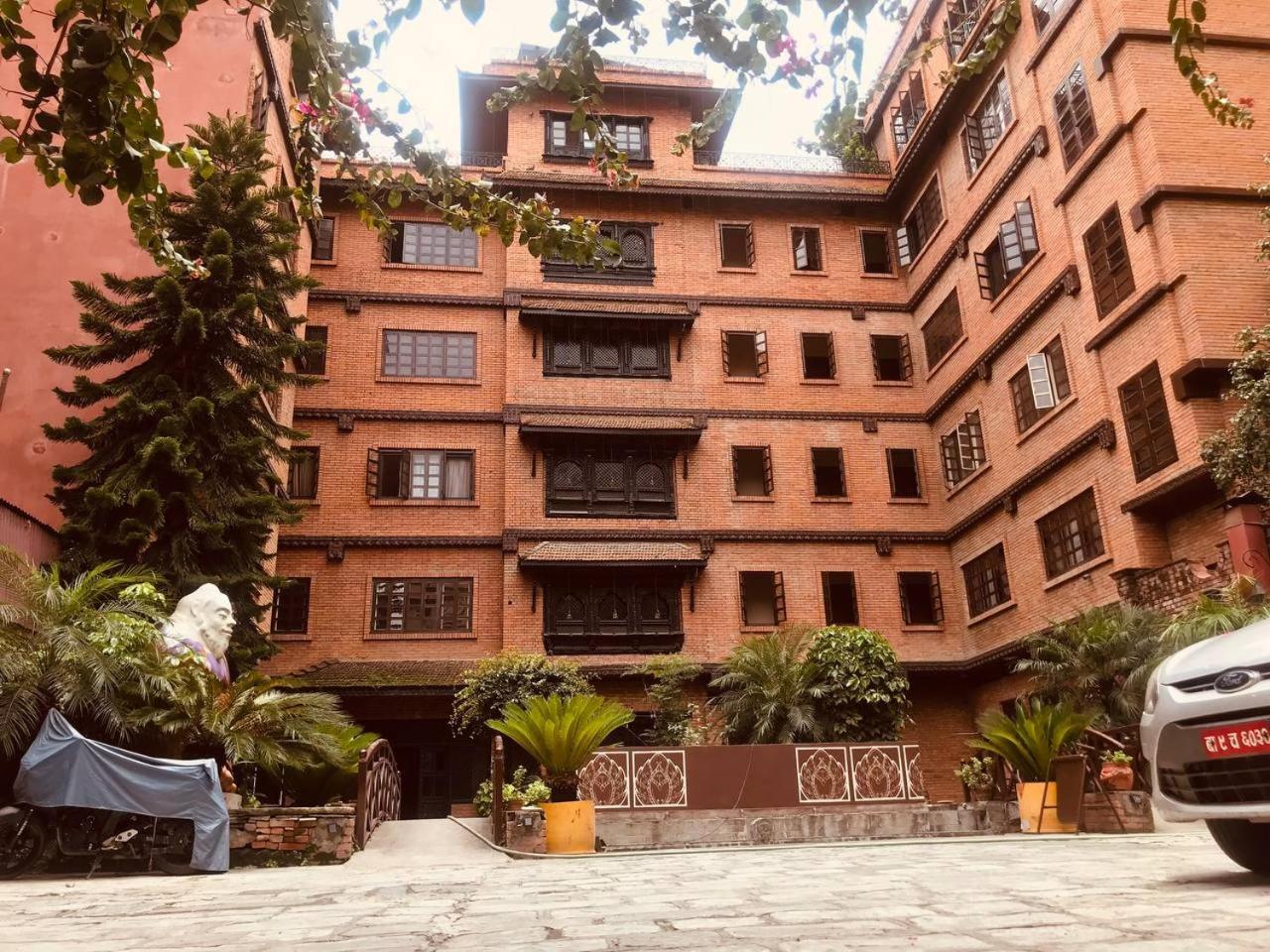 Courtyard Pujan 4*