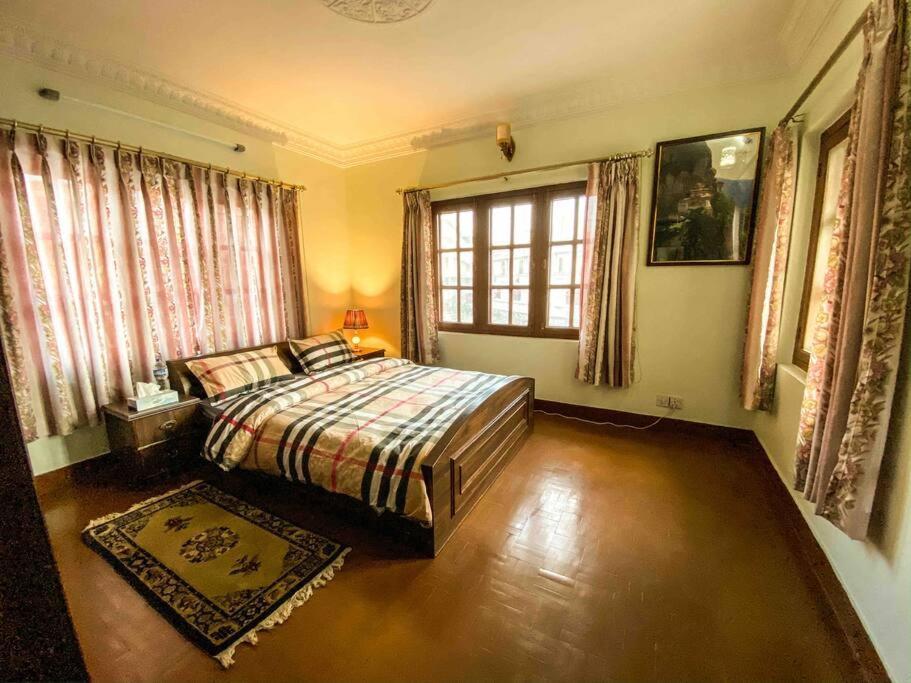 Cheerful 5-bedroom With Garden And Views *