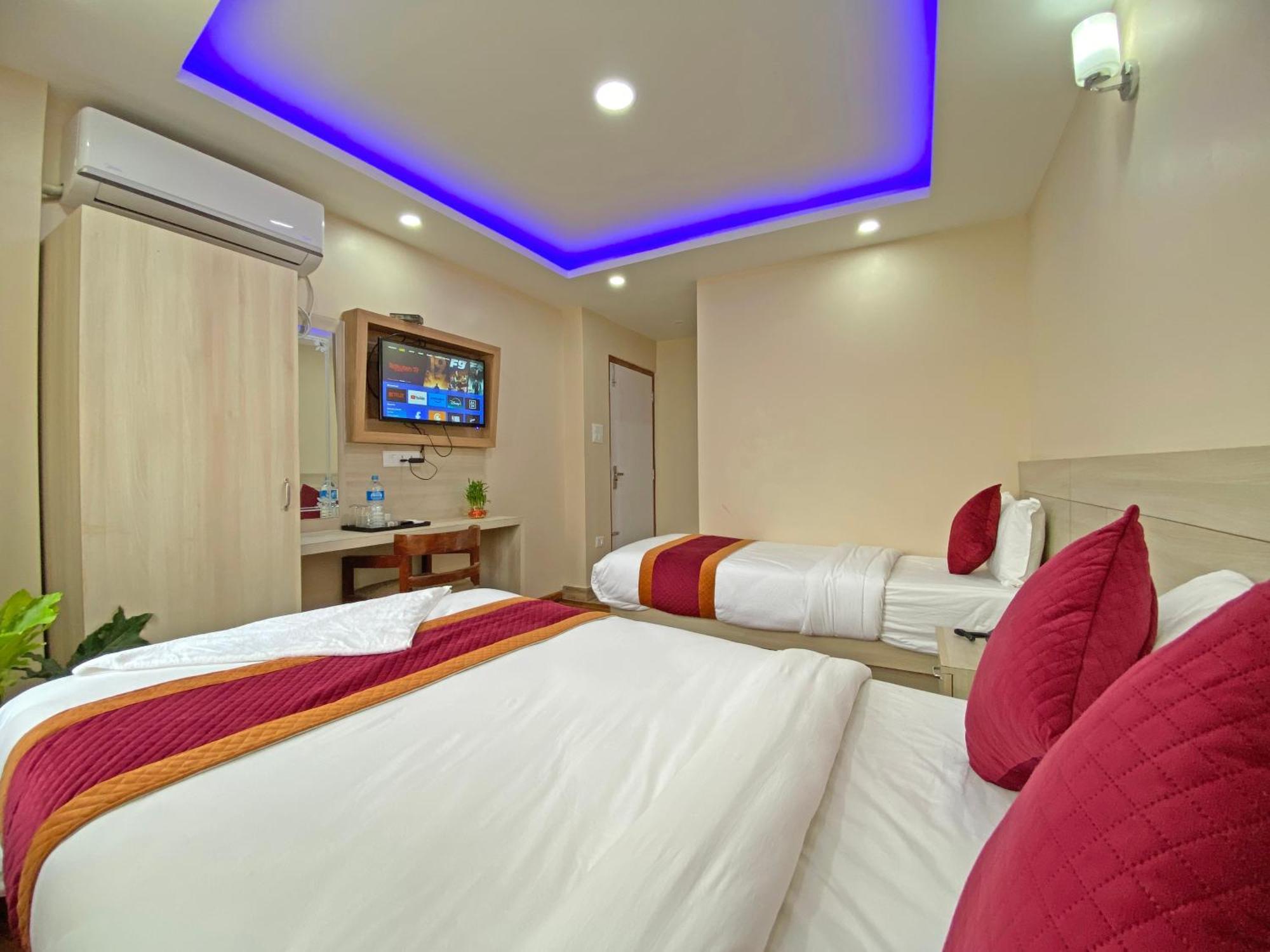 Aaradhya Hotel 2*