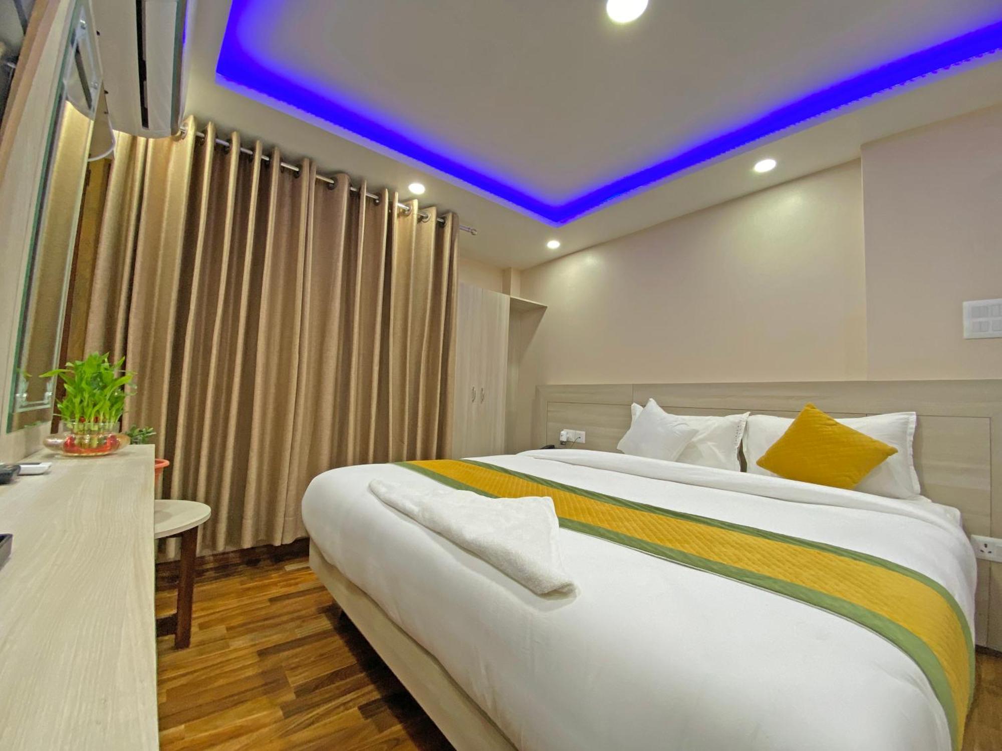 Aaradhya Hotel 2*