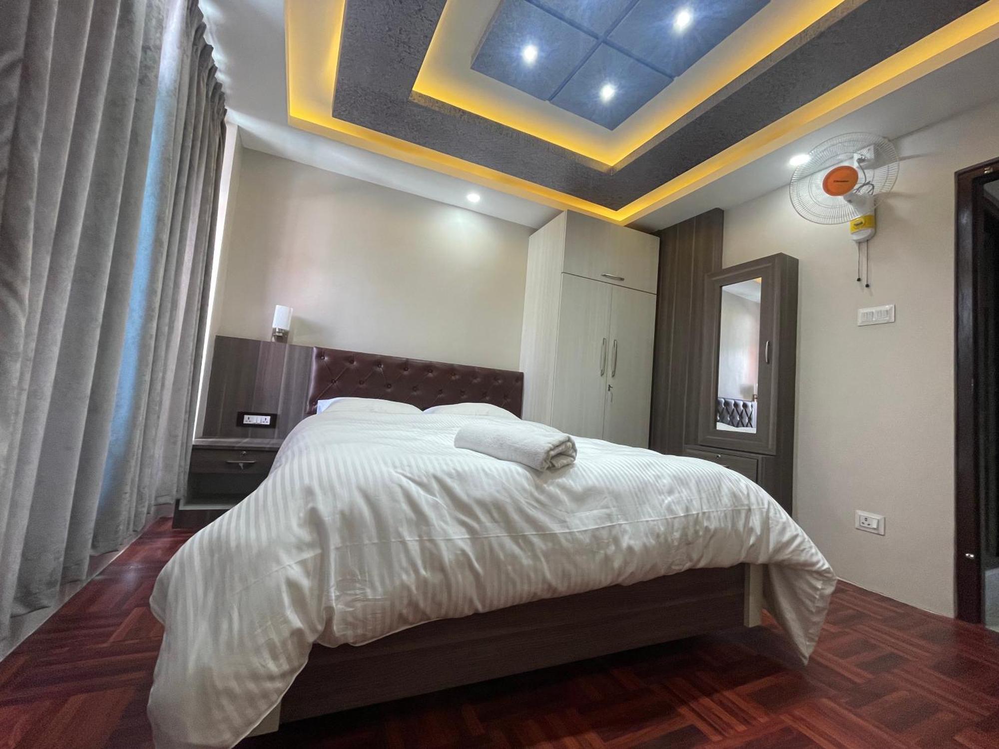 Applewood Hotel *