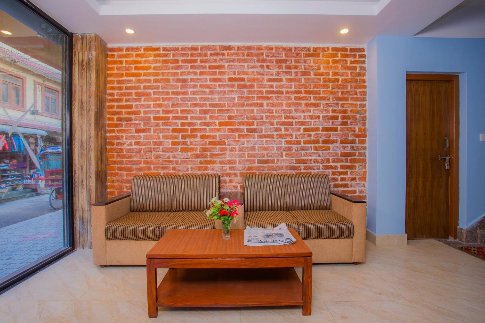 Hotel Oyo 273 Rara Palace 2*