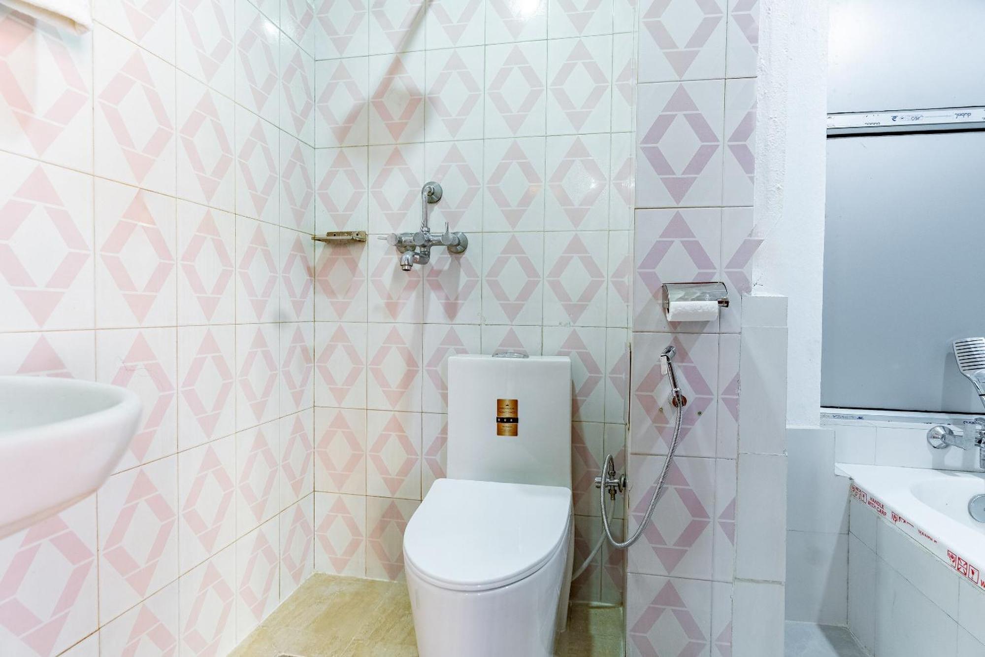 Oyo 831 Mission Pvt Ltd Hotel 3*