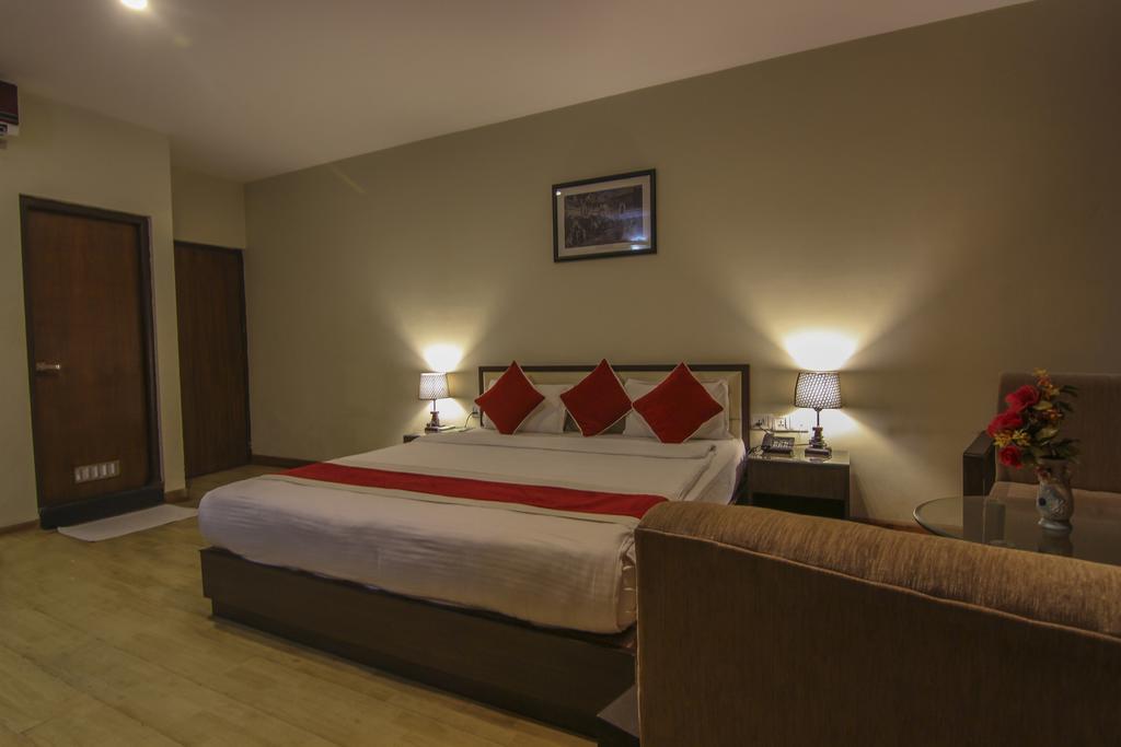 Hotel Regal Airport 3*