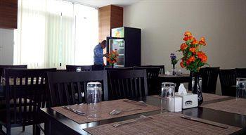 Hotel Regal Airport