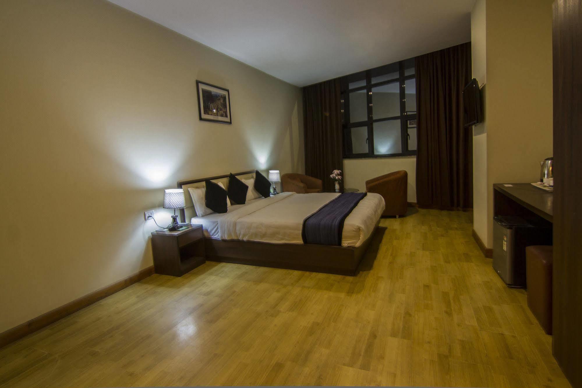 Hotel Regal Airport 3*