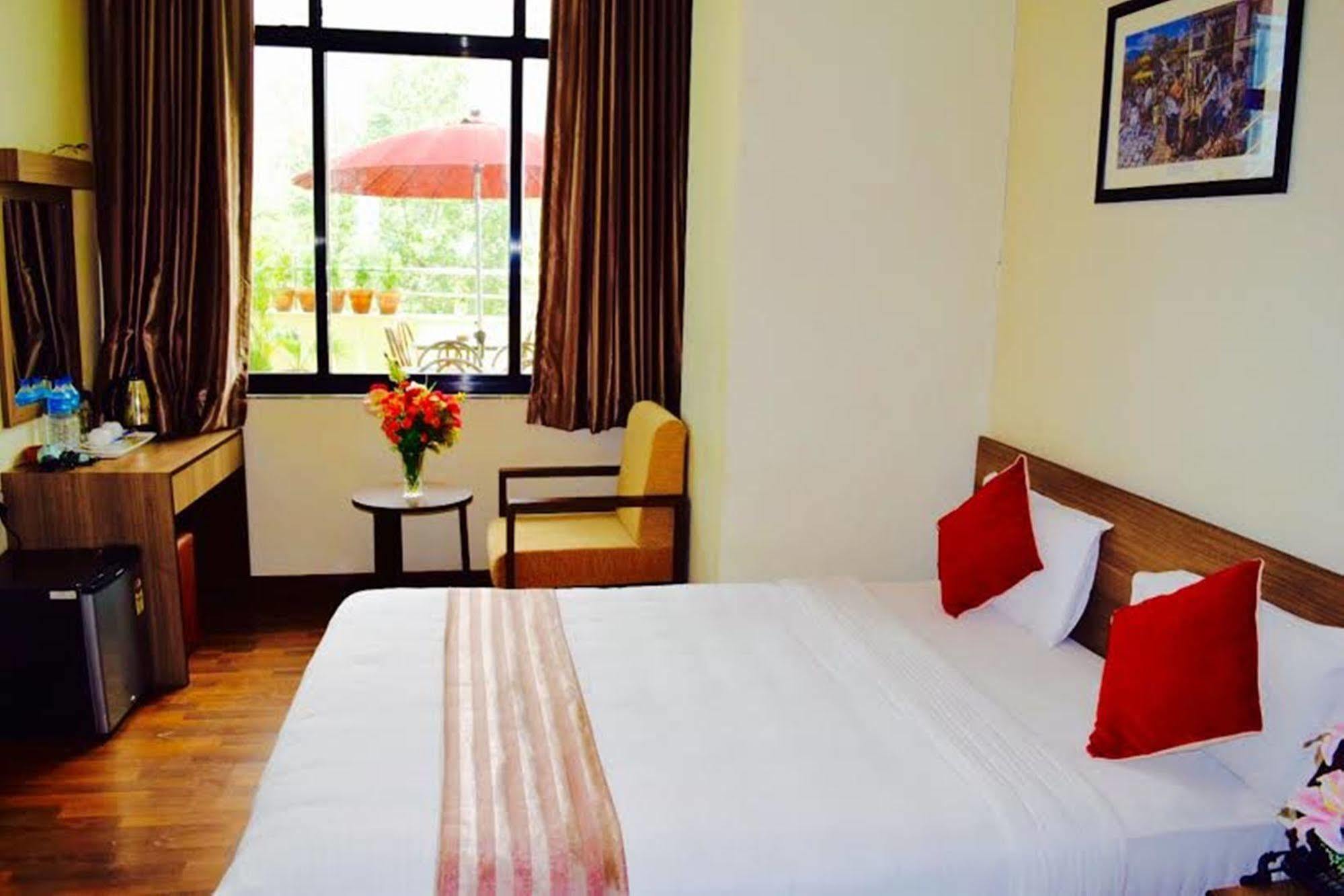 Hotel Regal Airport 3*