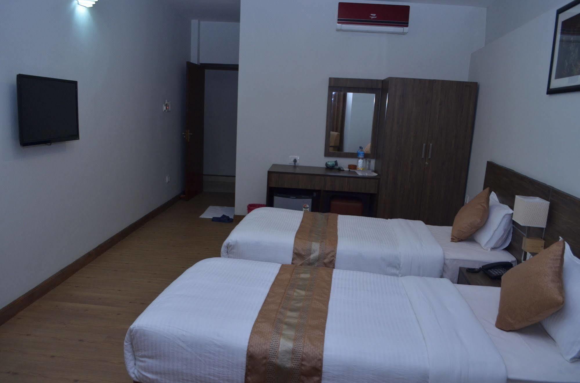 Hotel Regal Airport 3*
