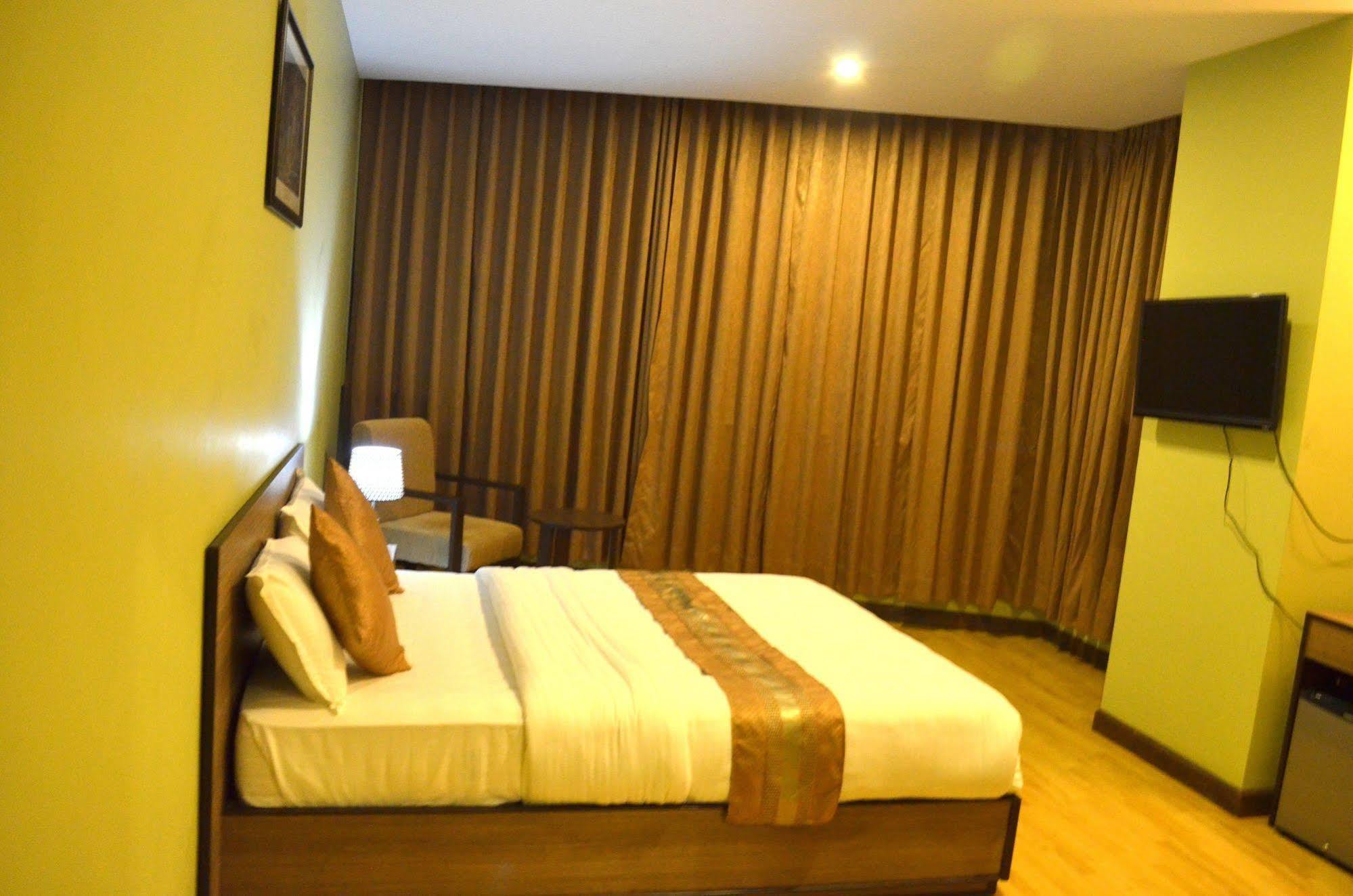 Regal Airport 3*