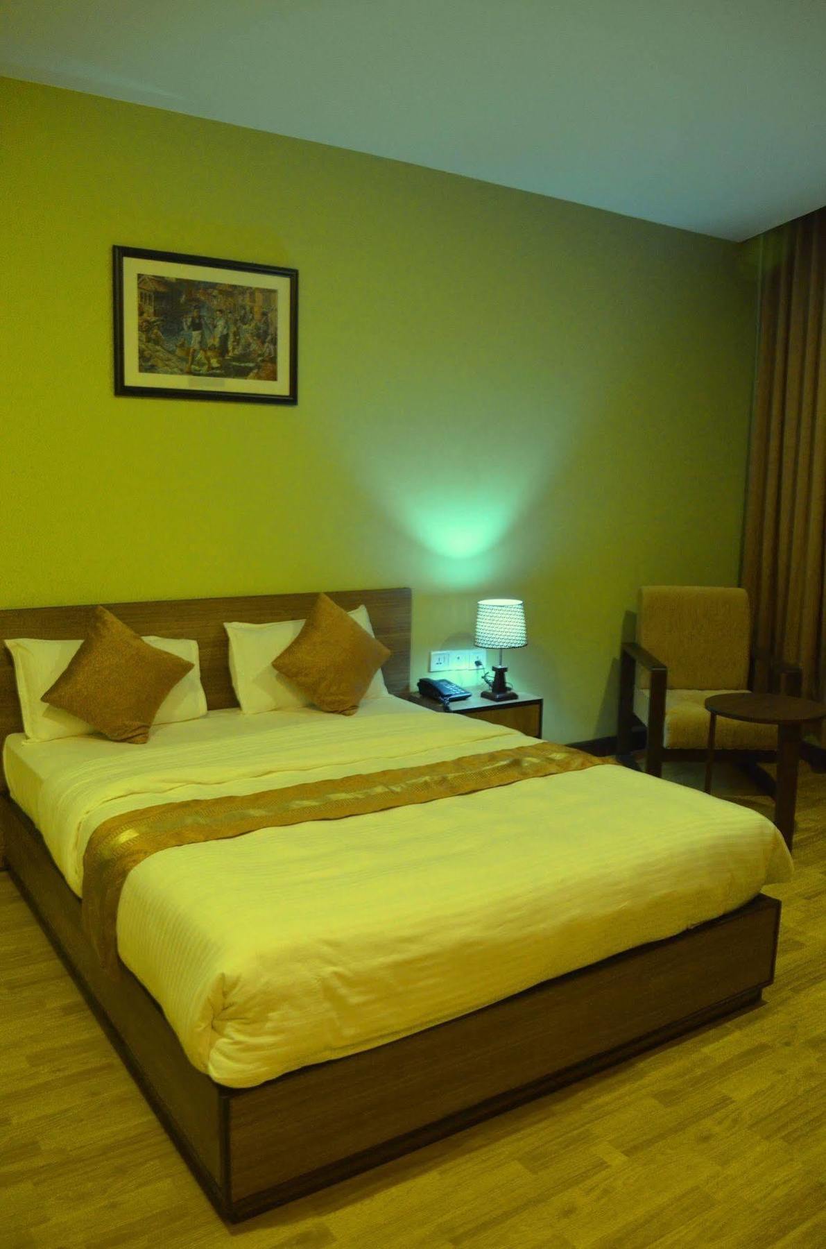 Hotel Regal Airport