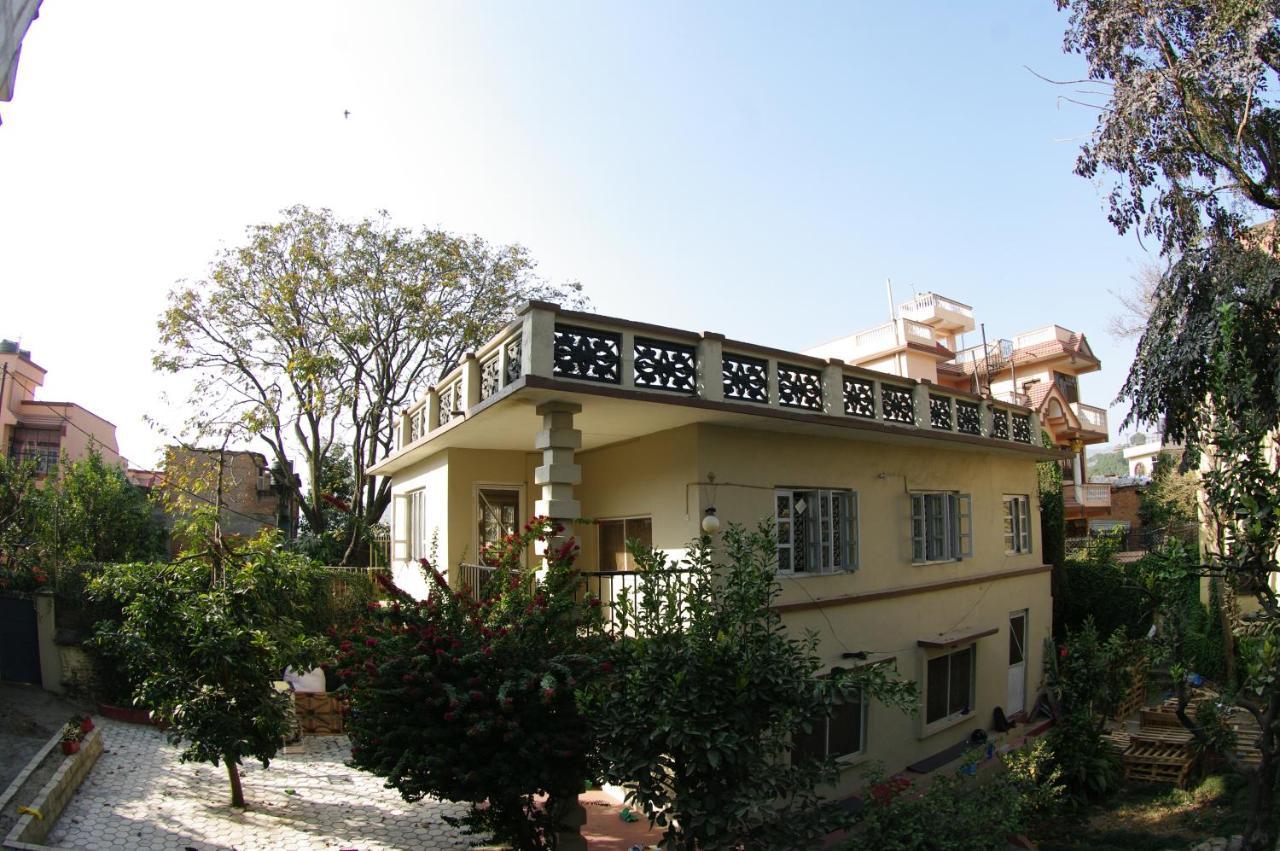 Laughing Buddha & Garden Theater Rumah tetamu