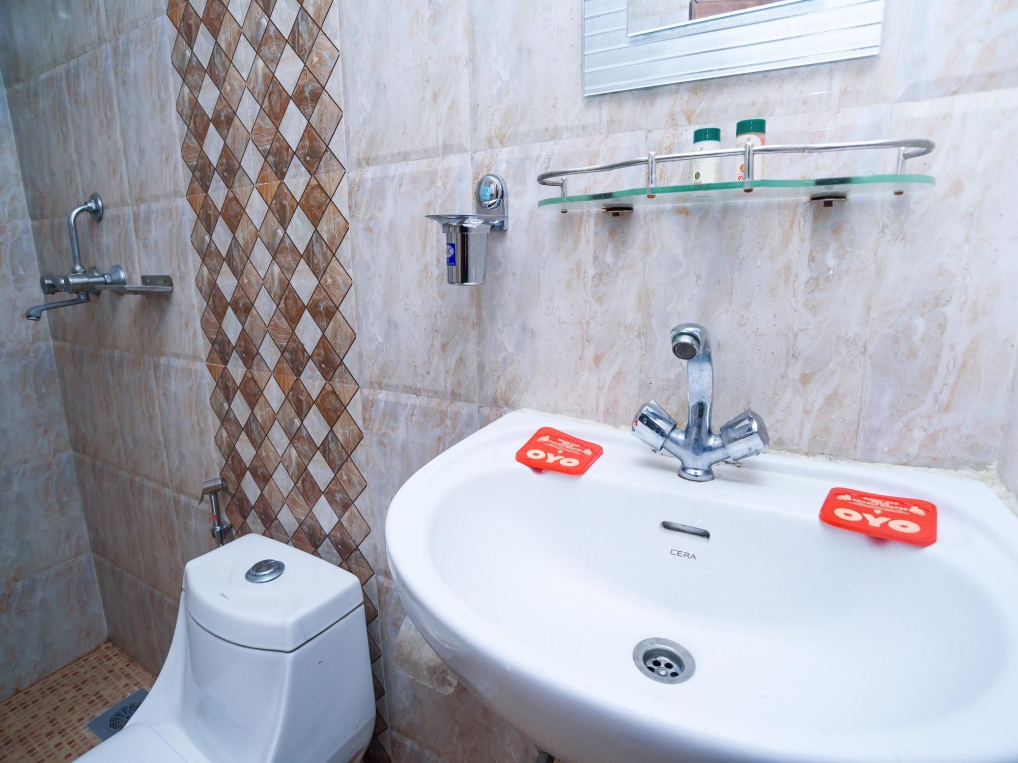 Oyo 109 Embassy Hotel