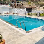 The White House Villa 8 Bedroom With Swimming Pool