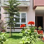 Queens\' Garden Apartment & Vacation Home