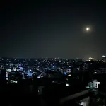 Cozy Room With Stunning Nightview Rooftop!