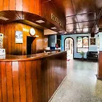 Oyo 239 Hotel Kuti