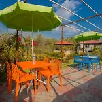 Oyo 276 White Orchid Resort