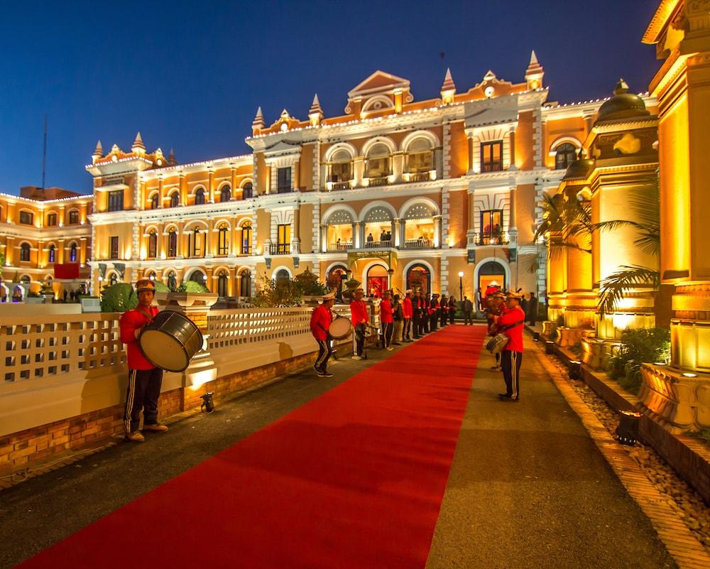 Yak & Yeti Hotel 5*