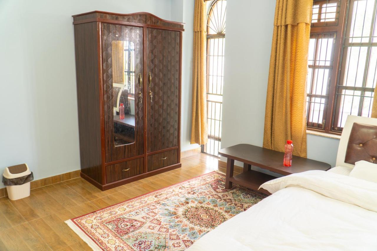 Vila The White House 8 Bedroom With Swimming Pool Kathmandu