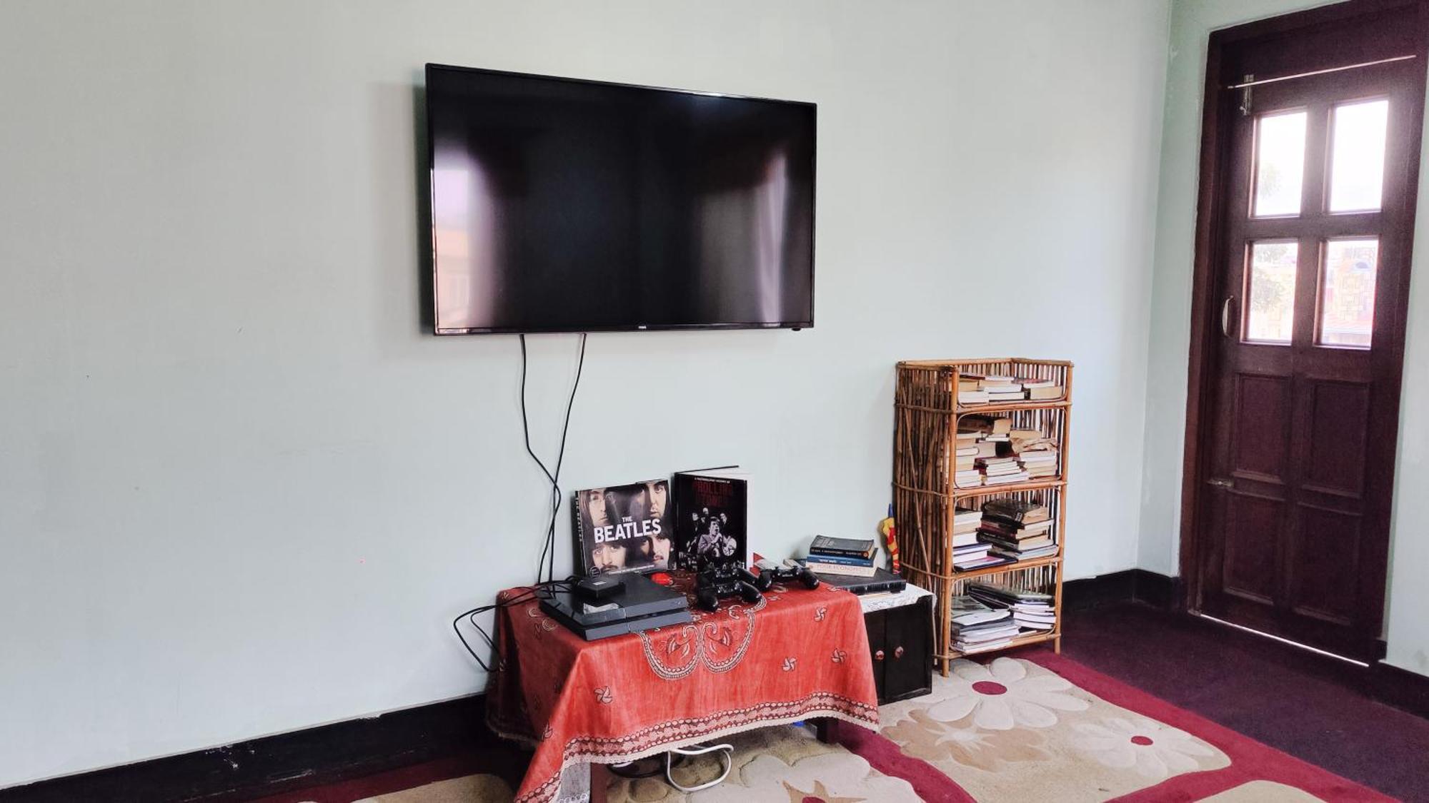 Homestay Family With Rooftop Access And Mountain View