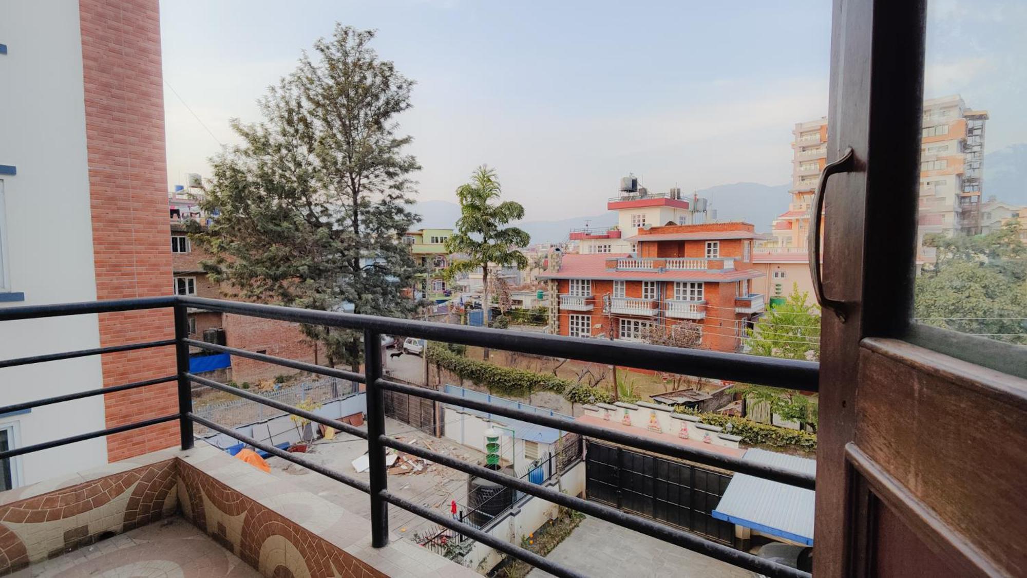 Family With Rooftop Access And Mountain View