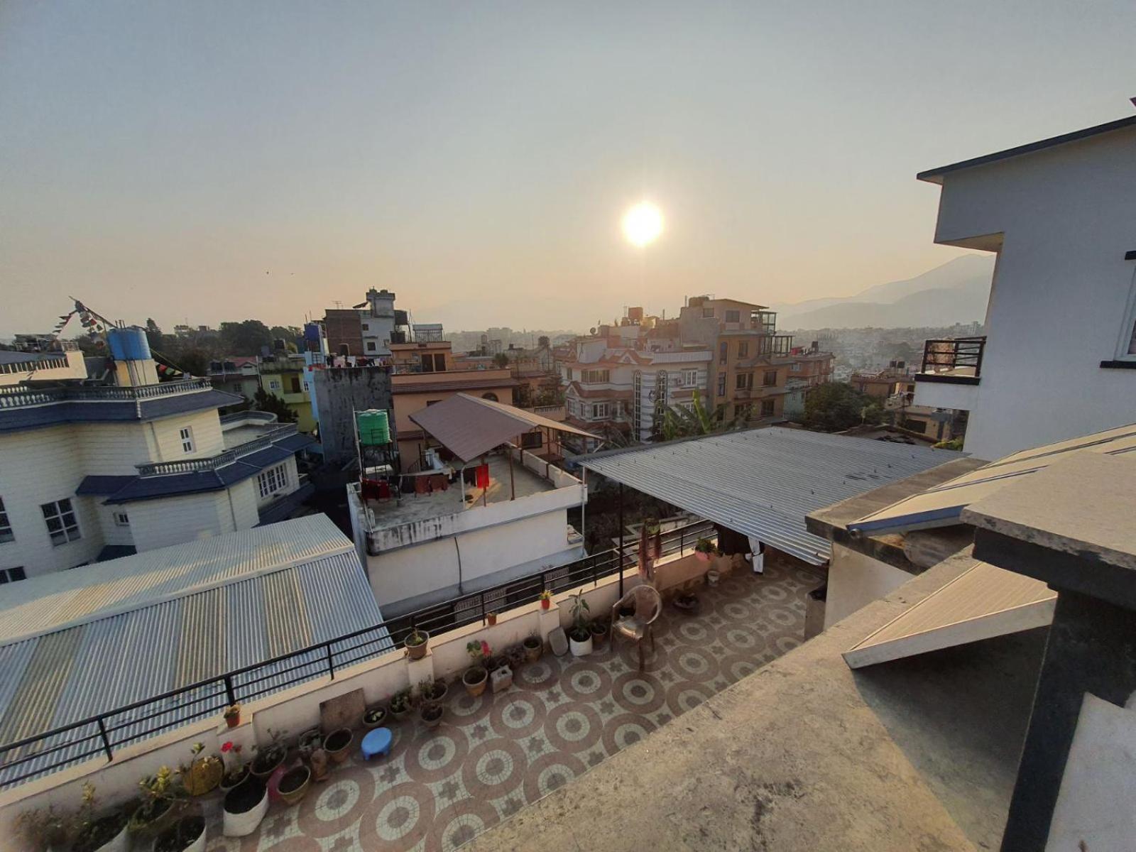Family With Rooftop Access And Mountain View Homestay *