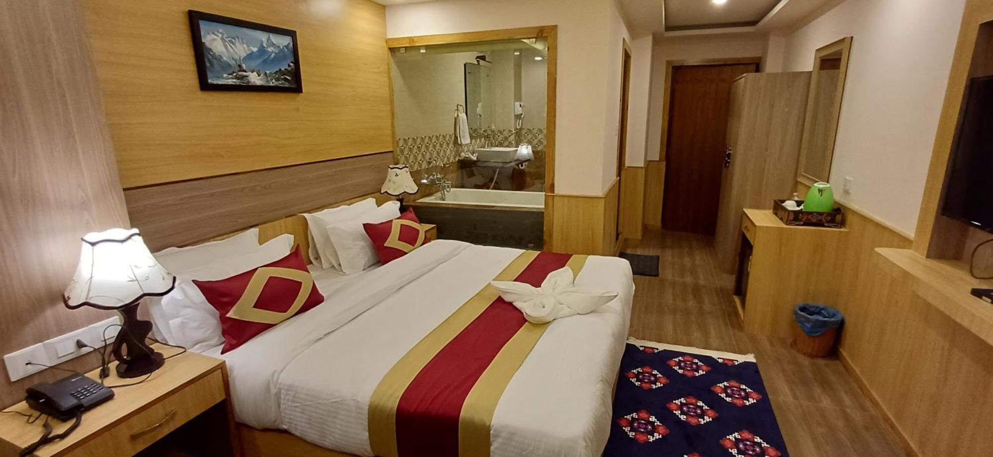 Yakroo Manang Hotel *
