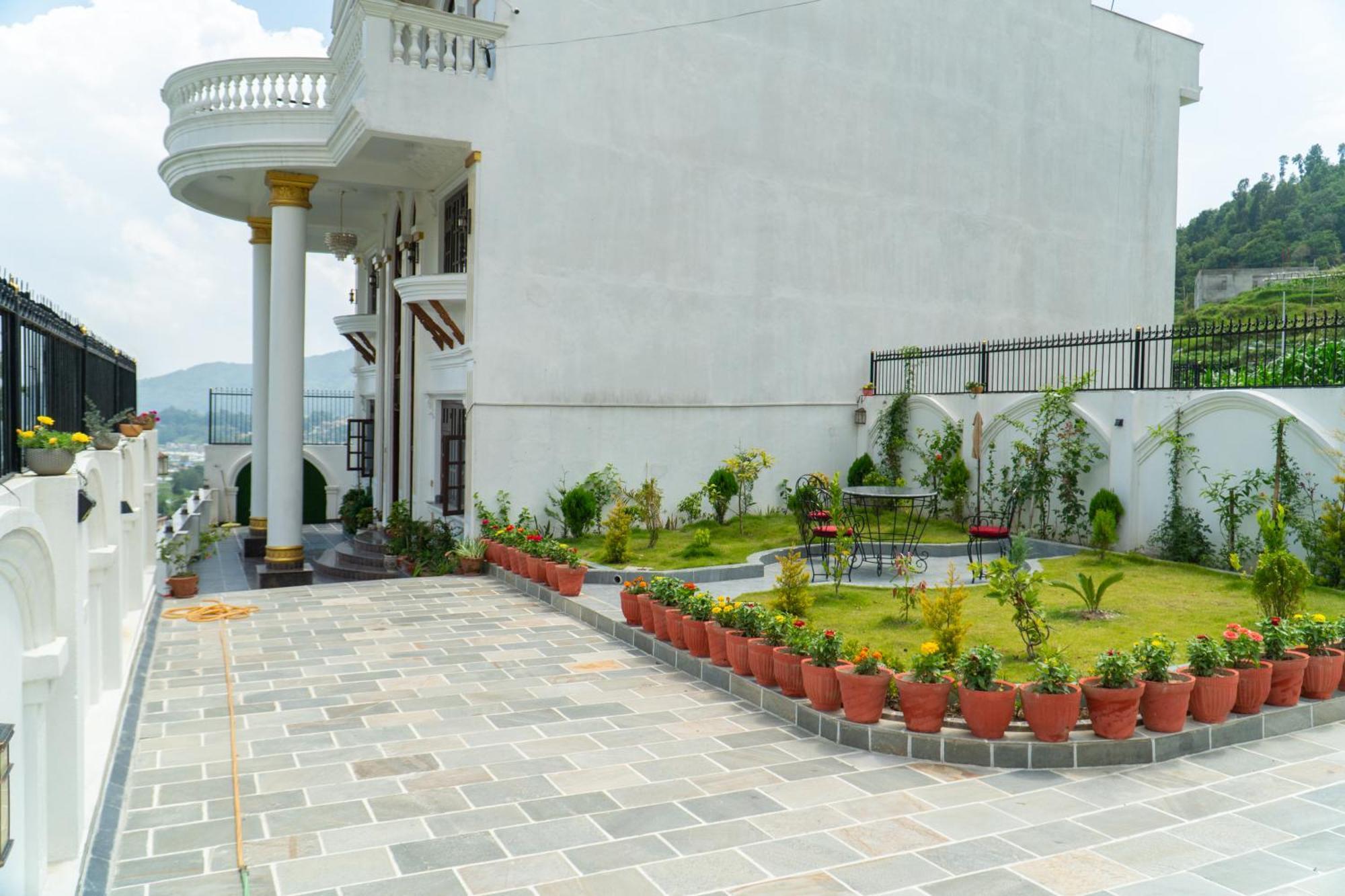 The White House 8 Bedroom With Swimming Pool Vila Kathmandu