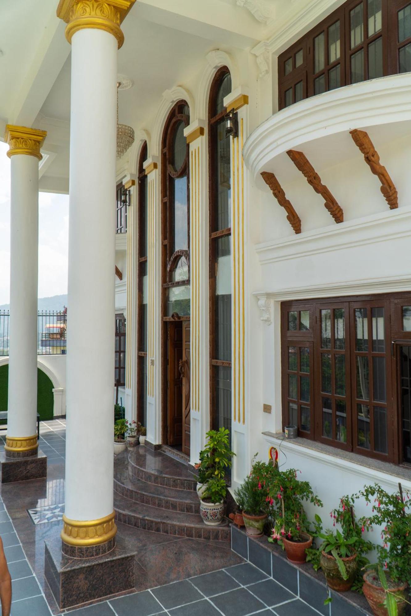 The White House 8 Bedroom With Swimming Pool Vila Kathmandu