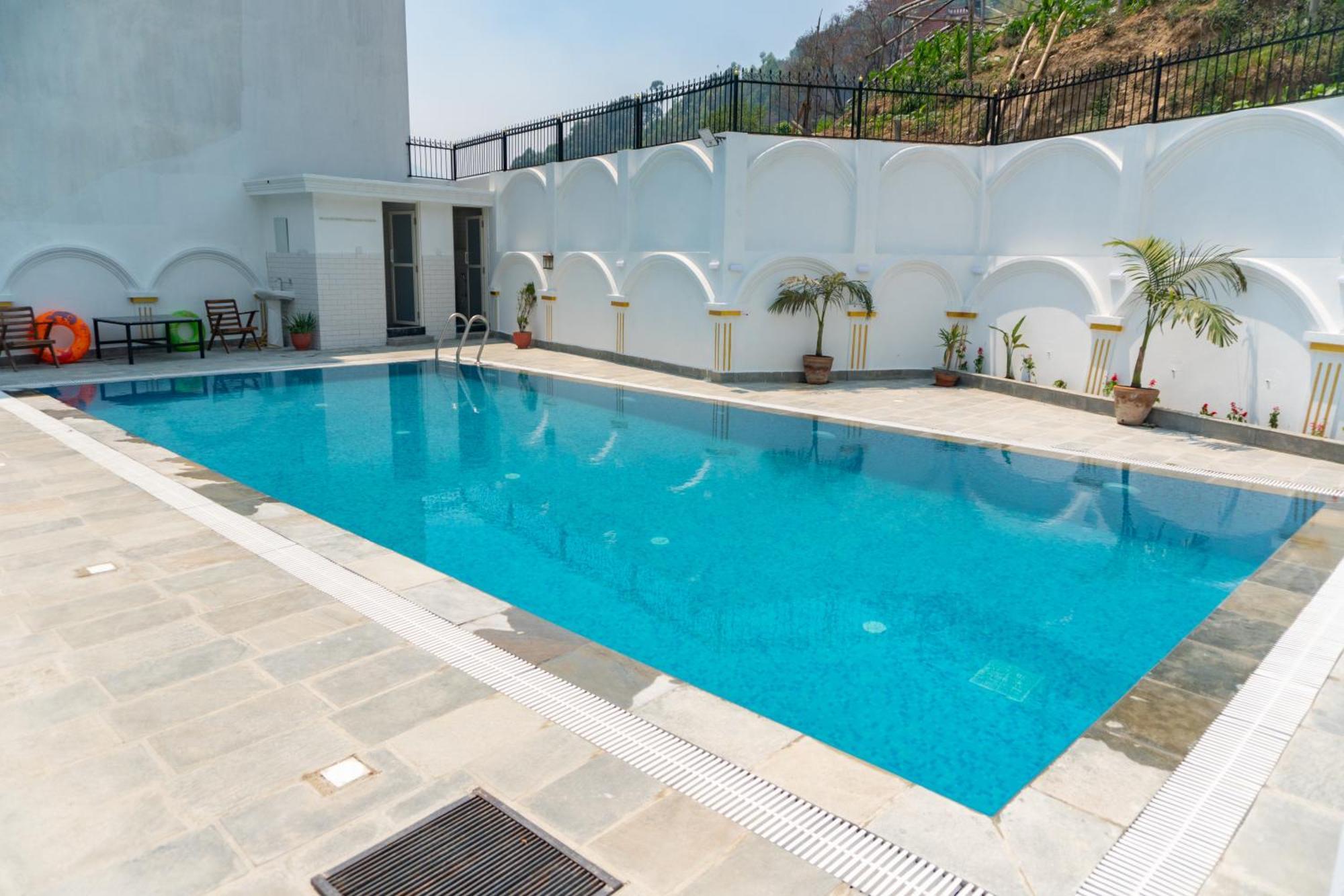 Vila The White House 8 Bedroom With Swimming Pool Kathmandu