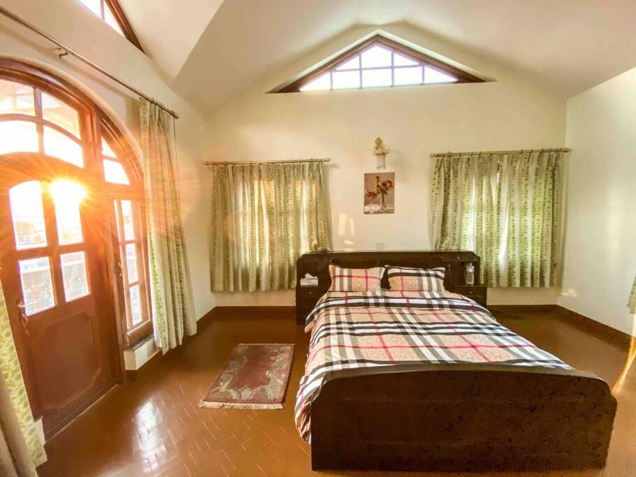 Cheerful 5-bedroom With Garden And Views Rumah percutian