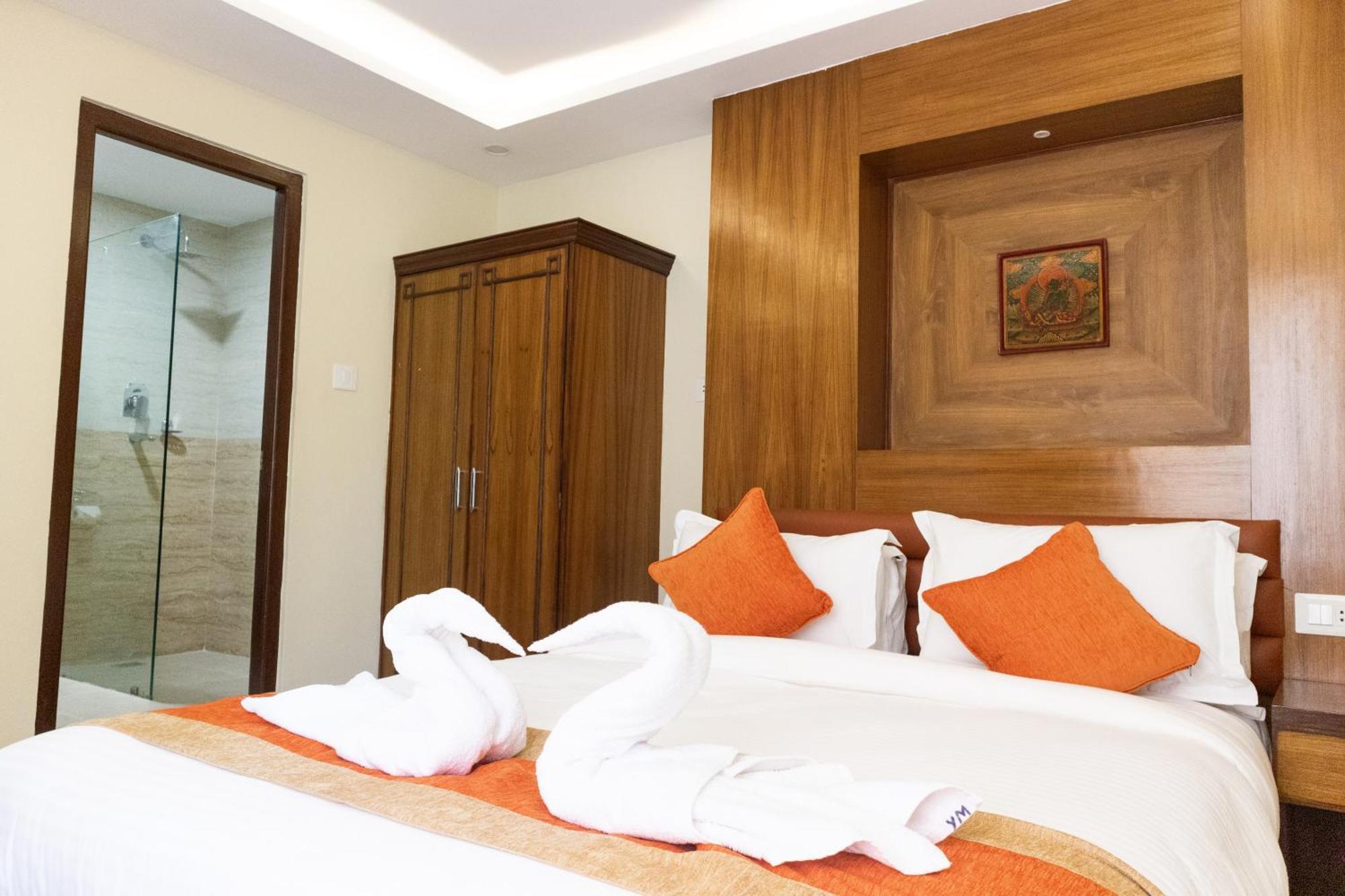 Yakroo Manang Hotel *