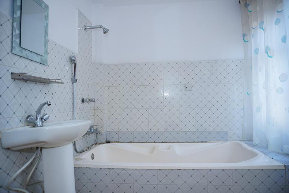 Holly Temple Tree Hotel 3*
