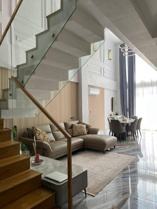 Penthouse Griha, Lazimpat