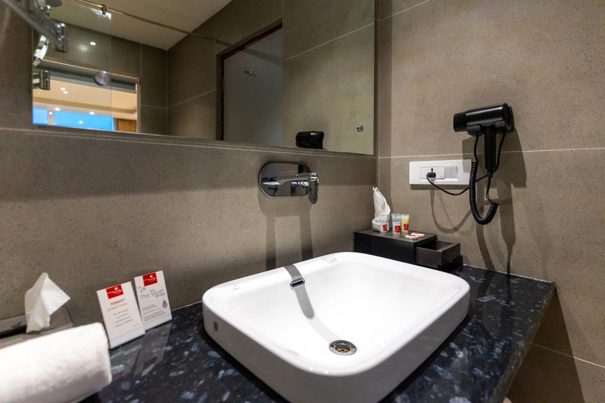 Anuttara Lords Plaza 4*