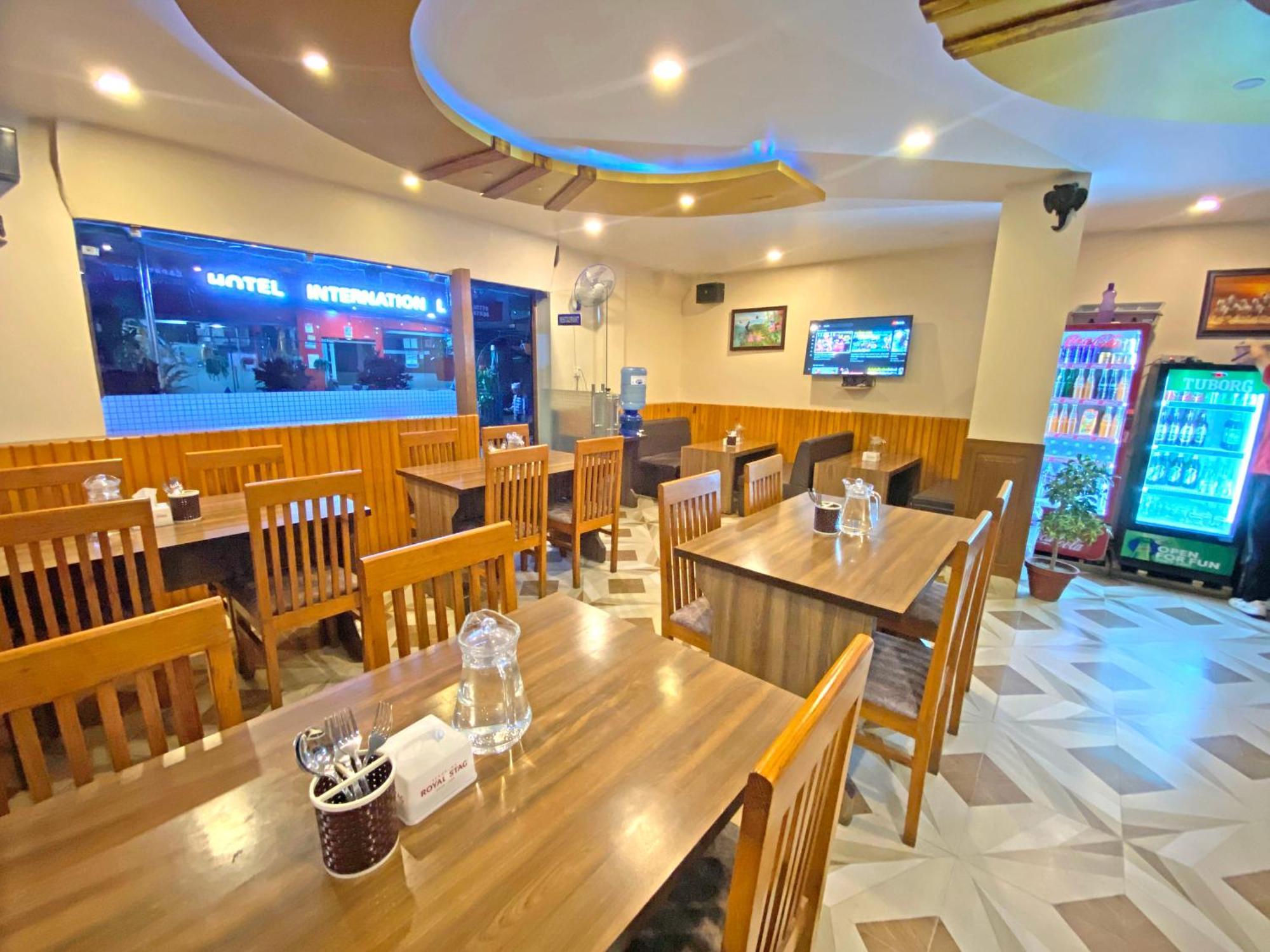 Airport Hotel *