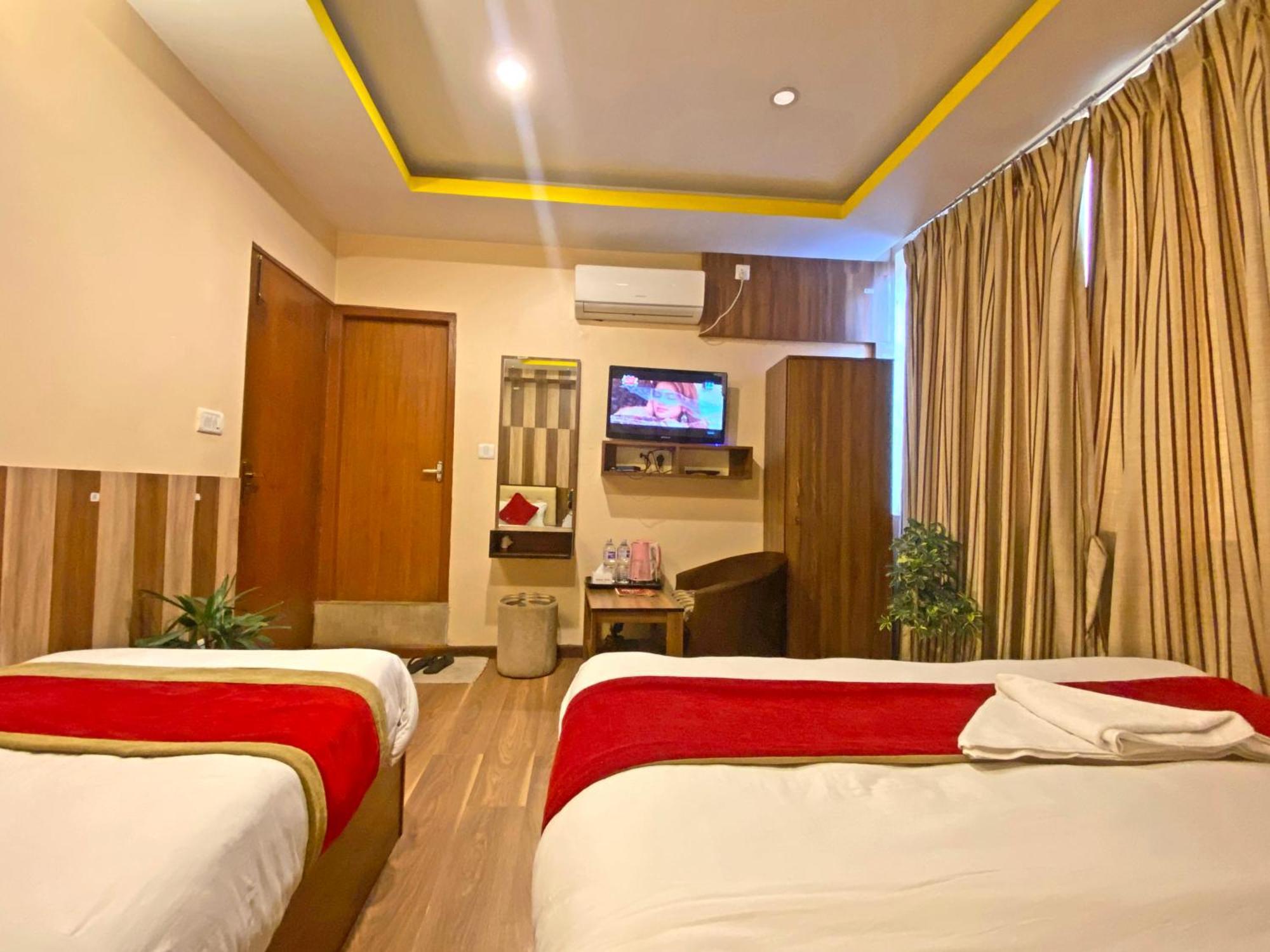 Airport Hotel *