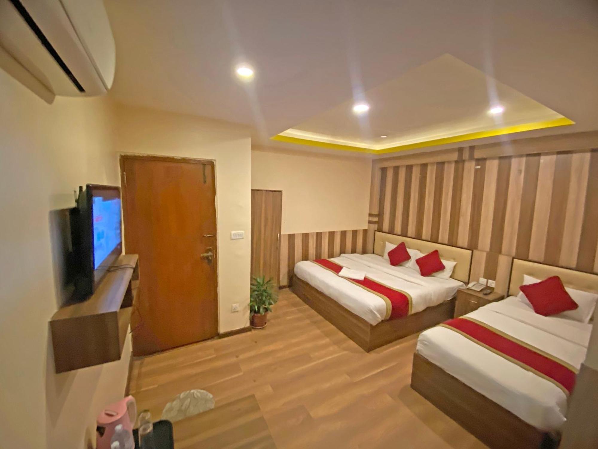Airport Hotel *