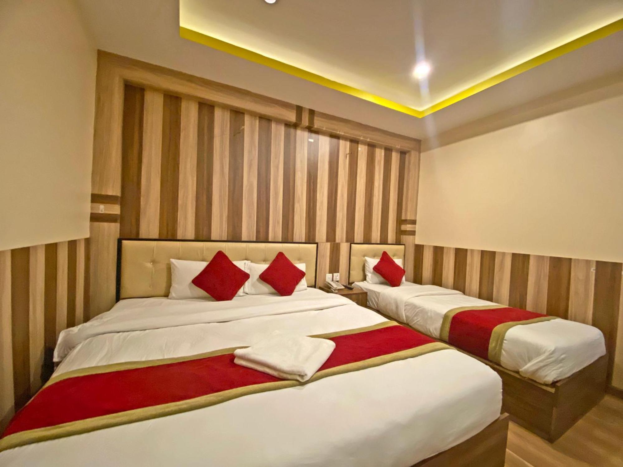 Airport Hotel *