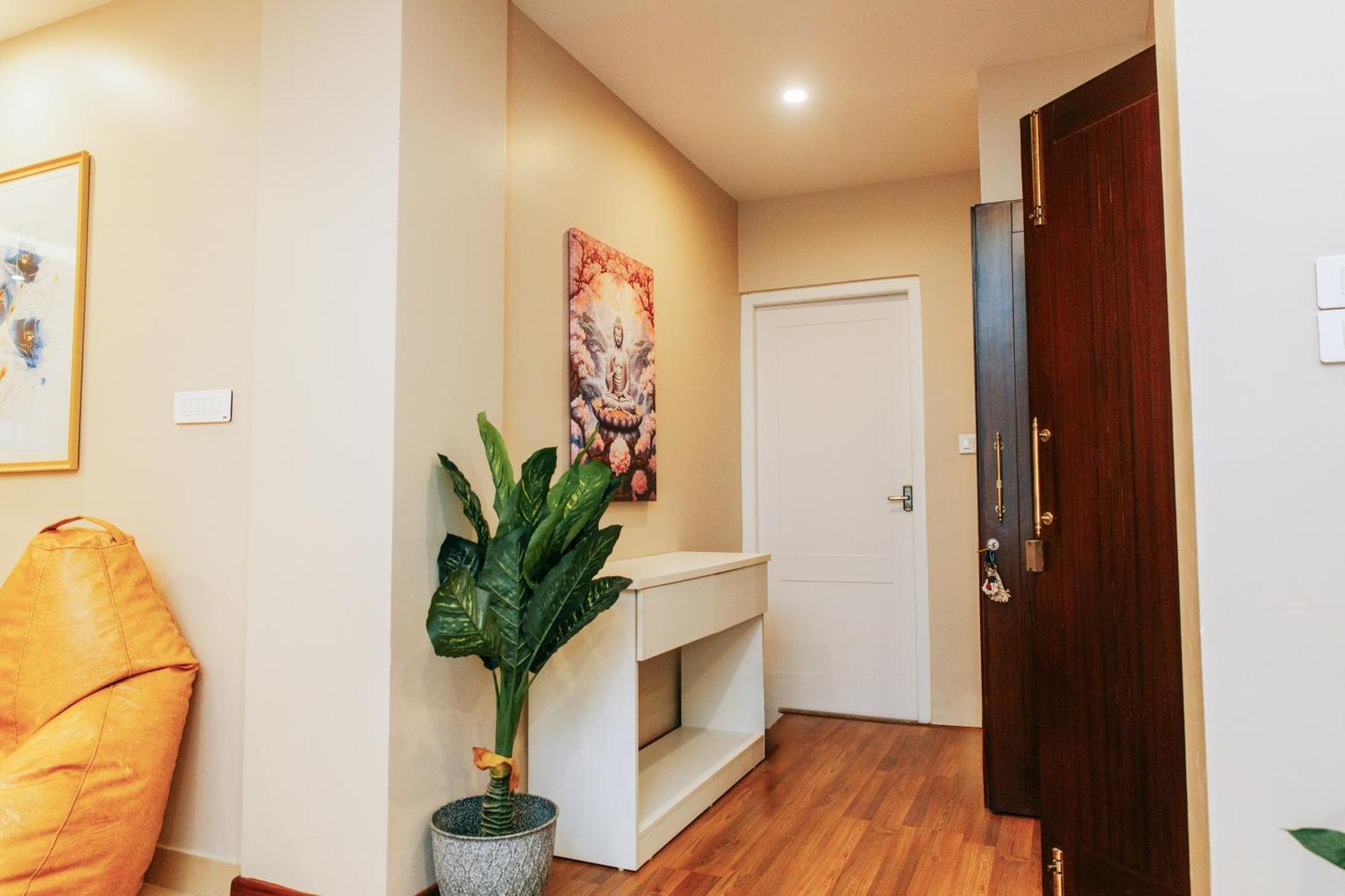 Apartment 2bhk Serviced At Heart Of *