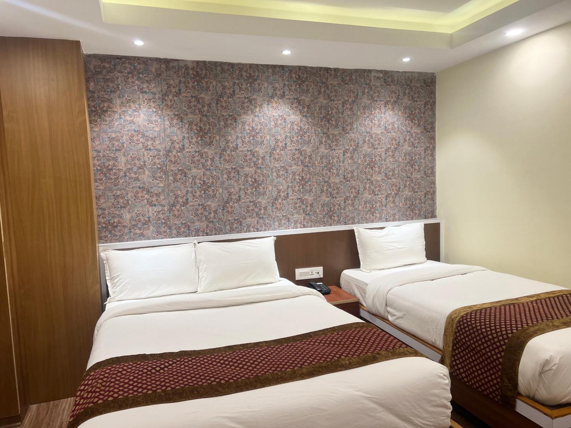 Nirakar Hotel