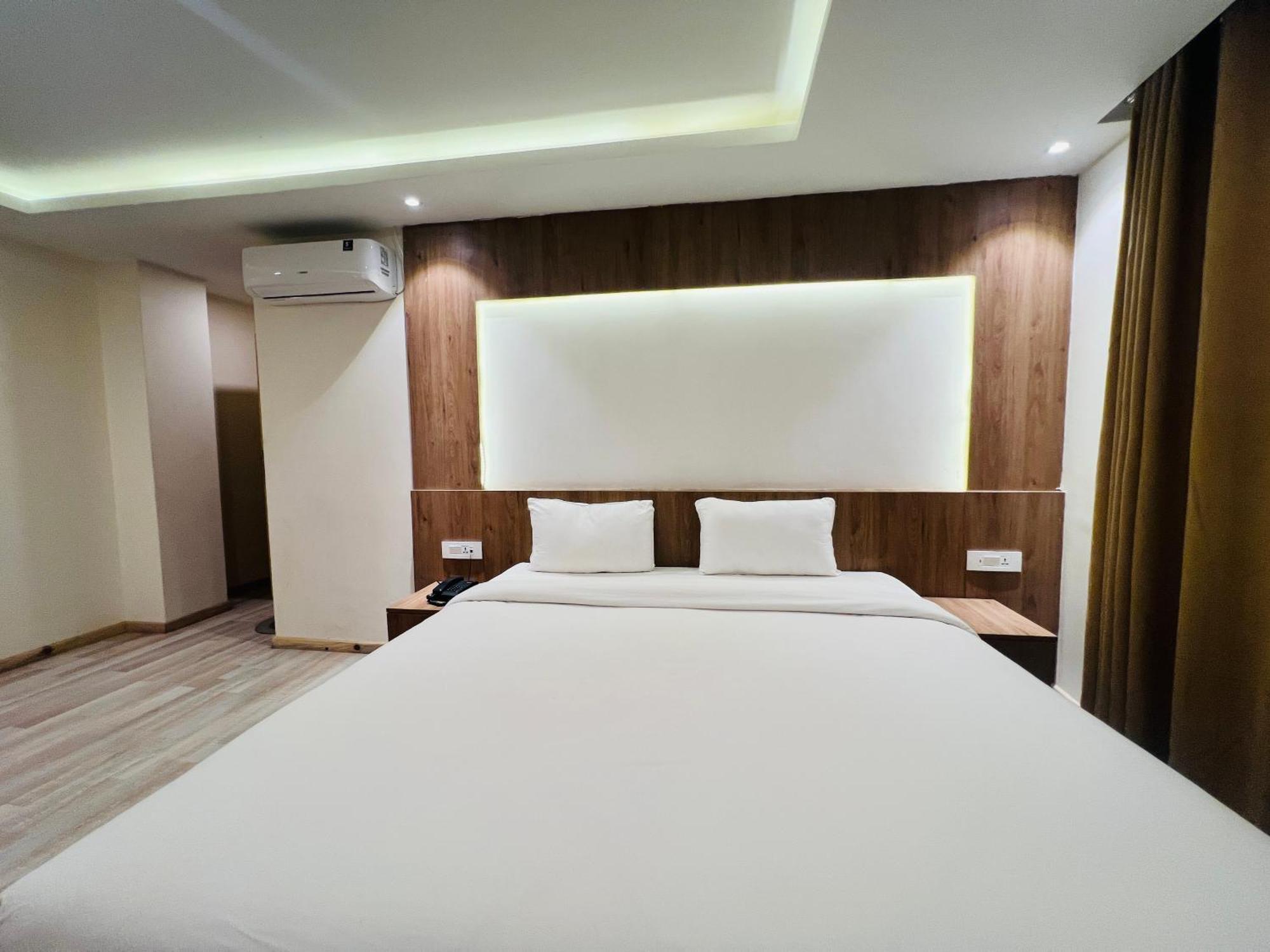 Hotel Nirakar 3*